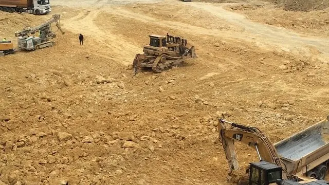 Geniş bir kazı sahasında çalışan dozer ve ekskavatör